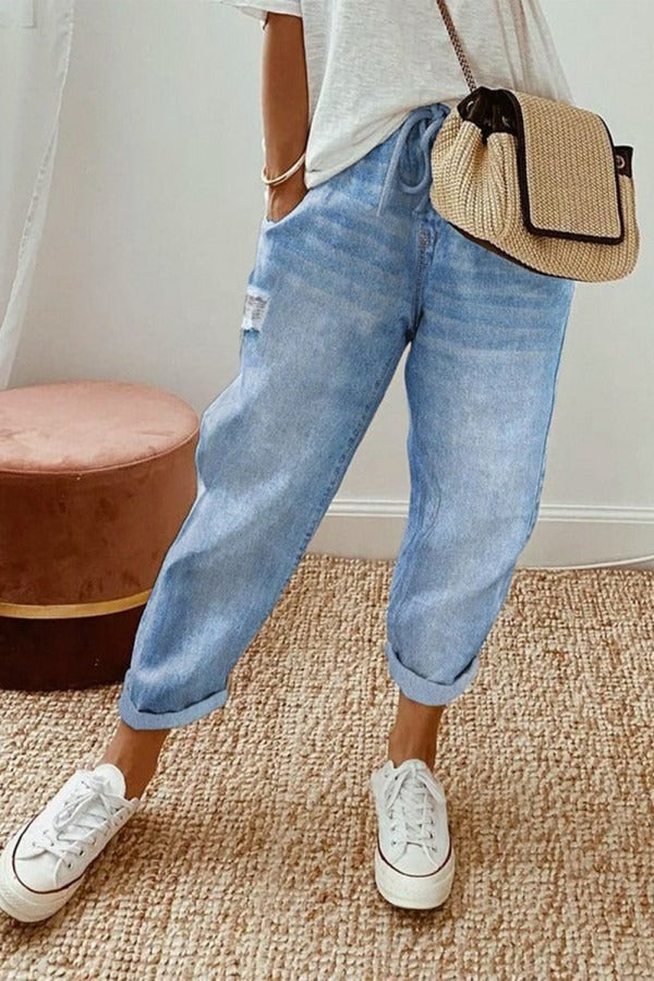 Abril | Pantalón azul con rotos