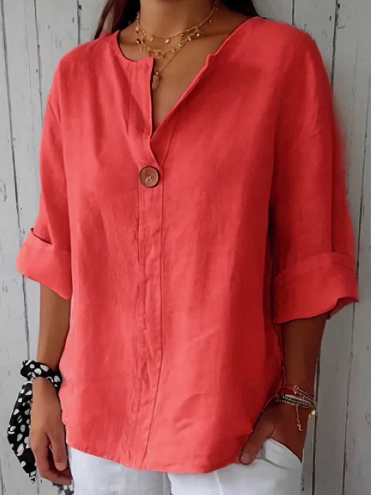 Almudena | Blusa de algodón con escote en pico y botón